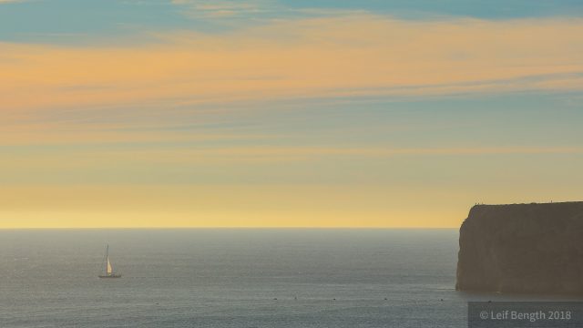 Segelbåt i kvällsljus...