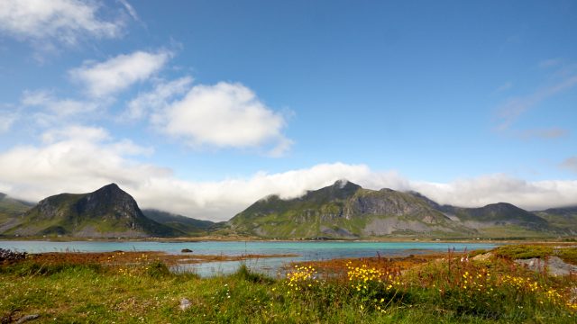 Utsikt mot nattplats från brygga