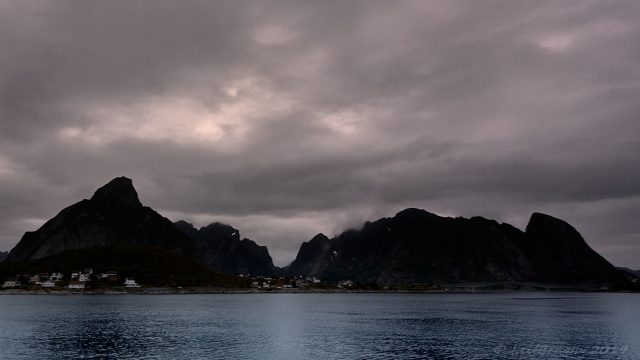 Reine, midnatt.
