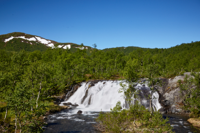 Skalvattenåfallet med en del av Arefjället i bakgrunden