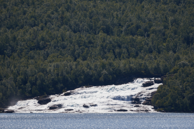 Ruonekgårttje faller ner i Sädvvajavrree
