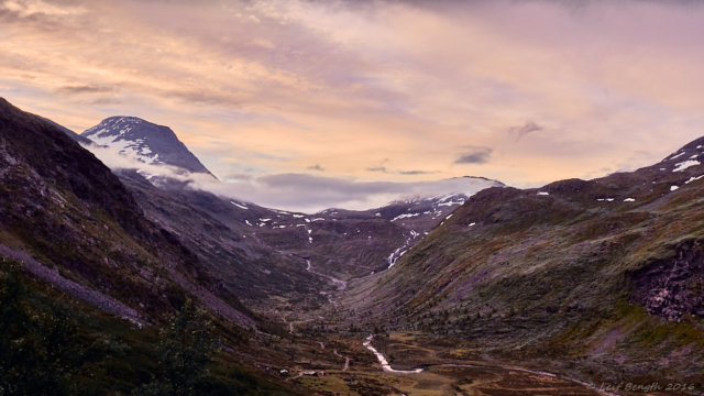Bakåttitt. Sognefjellsvegen mot Böverdalen mm