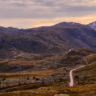 Sognefjellsvegen i bakgrund och Tindevegen i förgrond. Fjällhotellet Turtagrø vid korsningen
