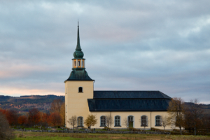 Våmhus kyrka i kvällssol