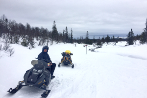 Med snöskoter i fjällen