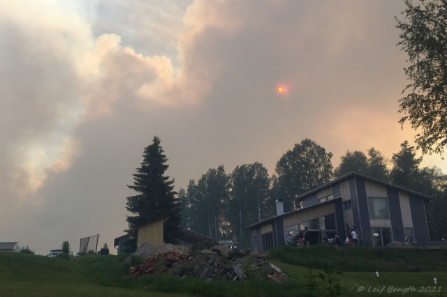 Våldsam brandrök från branden en knapp km bort.