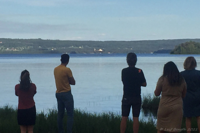 En av de två brandbekämpande helikoptrarna hämtar vatten i Orsasjön