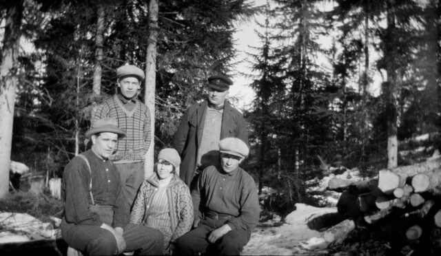 Skogsarbetare med kocka (daia)