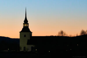 Kyrkan i motljus