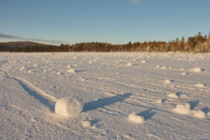 När vinden rullar snö...