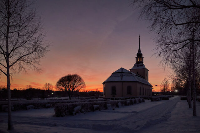 Våmhus kyrka i solnedgång