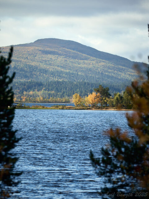 Ruoksujärvi och berget Jierivaara