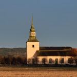 Kyrka i morgonsol
