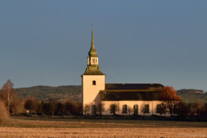 Kyrka i morgonsol