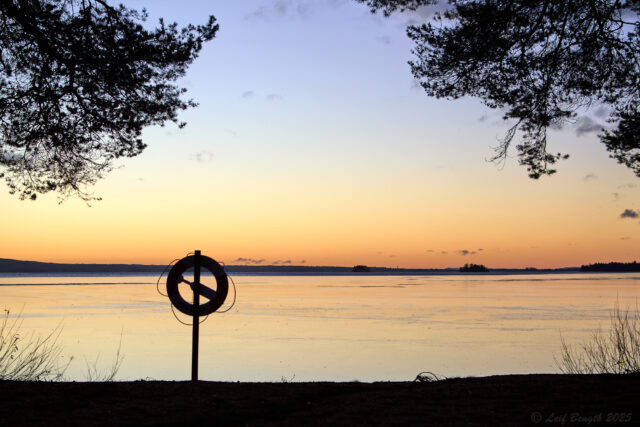 Morgonsken över sjön