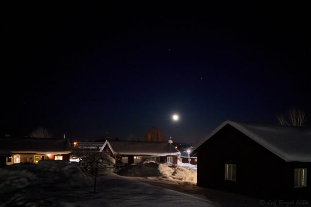 Några hus under månen