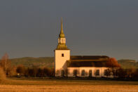 Kyrka i morgonsol