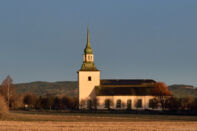 Kyrka i morgonsol
