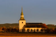 Kyrka i morgonsol